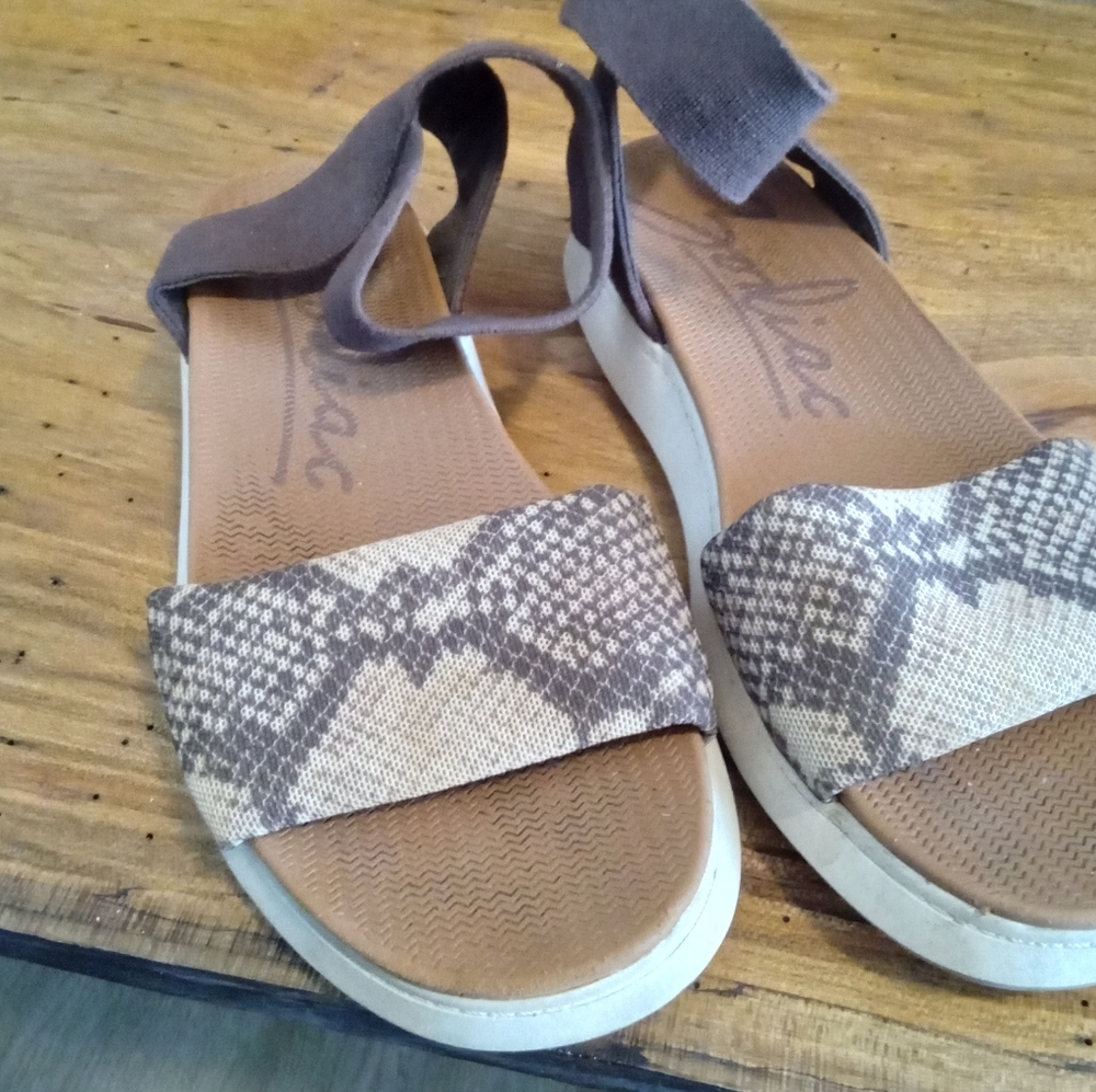 Zodiac Cyprus Size 9 Beige & Brown Snakeskin Sandals Water Resistant